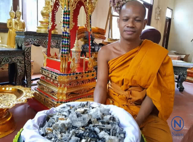 ชาวท่าสว่างสาธุ 
งานพระราชทานเพลิงศพ
พบ "อัฐิปั้นเหน่ง"หลวงปู่นาน
พบตัวอักษรชื่อหลวงปู่
