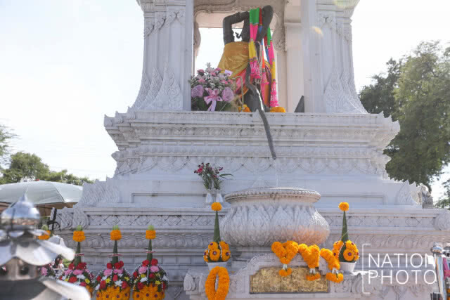 (ภาพชุด) ประชาชนเดินทางมากราบไหว้พระแม่ธรณีบีบมวยผม เสริมศิริมงคลเพิ่มบุญ