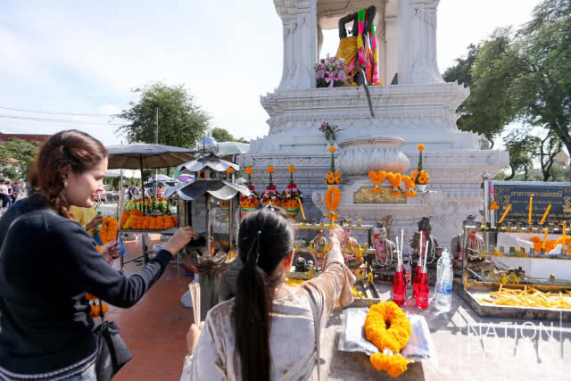 (ภาพชุด) ประชาชนเดินทางมากราบไหว้พระแม่ธรณีบีบมวยผม เสริมศิริมงคลเพิ่มบุญ