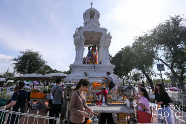 (ภาพชุด) ประชาชนเดินทางมากราบไหว้พระแม่ธรณีบีบมวยผม เสริมศิริมงคลเพิ่มบุญ