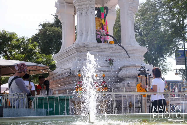 (ภาพชุด) ประชาชนเดินทางมากราบไหว้พระแม่ธรณีบีบมวยผม เสริมศิริมงคลเพิ่มบุญ