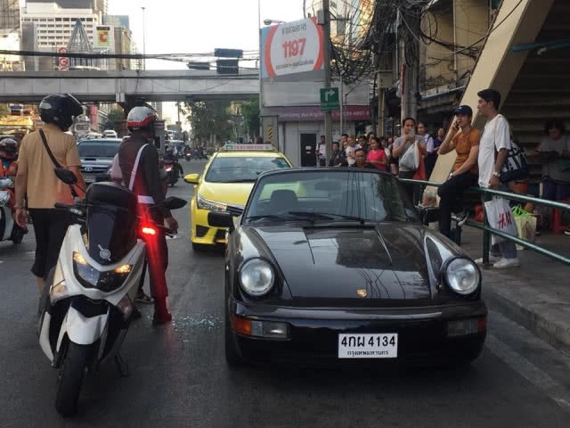 แท๊กซี่ฉุนจัด!
ยิงหนังสติ๊กใส่กระจก
รถ"มาริโอ" แตก