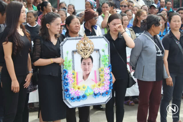 ญาติเหยื่อกระสุนปริศนา แห่ศพร้องความเป็นธรรมหน้าอำเภอแม่สรวย