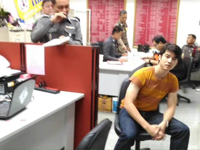 แท๊กซี่ฉุนจัด!
ยิงหนังสติ๊กใส่กระจก
รถ"มาริโอ" แตก