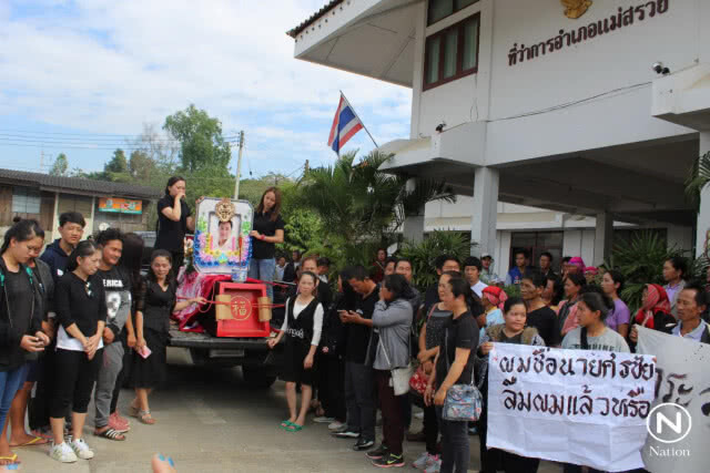 ญาติเหยื่อกระสุนปริศนา แห่ศพร้องความเป็นธรรมหน้าอำเภอแม่สรวย