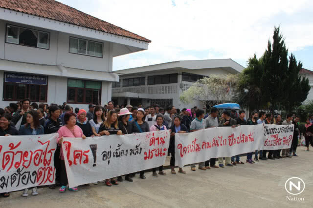 ญาติเหยื่อกระสุนปริศนา แห่ศพร้องความเป็นธรรมหน้าอำเภอแม่สรวย