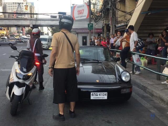 แท๊กซี่ฉุนจัด!
ยิงหนังสติ๊กใส่กระจก
รถ"มาริโอ" แตก