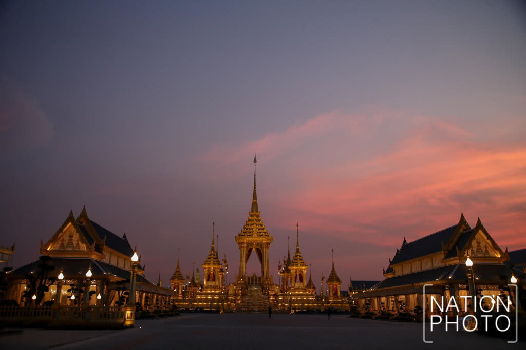 แสงยามเย็น ณ พระเมรุมาศมณฑลพิธีท้องสนามหลวง แสงยามเย็น ณ พระเมรุมาศมณฑลพิธีท้องสนามหลวง