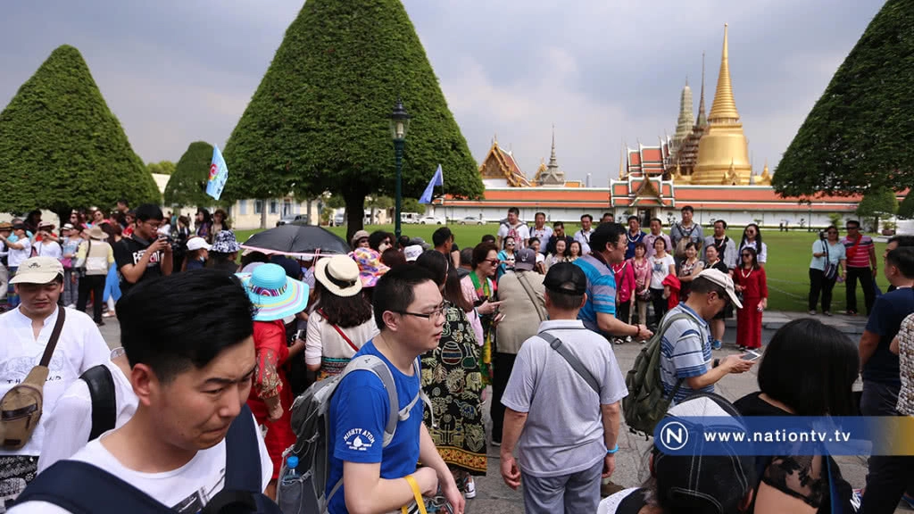 นักท่องเที่ยวเยี่ยมชมความงามวัดพระแก้วและพระบรมมหาราชวัง คึกคักตั้งแต่ต้นปี นักท่องเที่ยวเยี่ยมชมความงามวัดพระแก้วและพระบรมมหาราชวัง คึกคักตั้งแต่ต้นปี