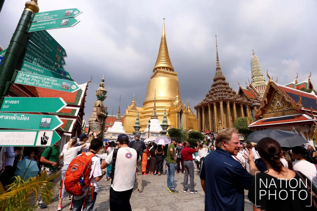 (ภาพชุด) นักท่องเที่ยวเยี่ยมชมความงามวัดพระแก้วและพระบรมมหาราชวังคึกคักตั้งแต่ต้นปี