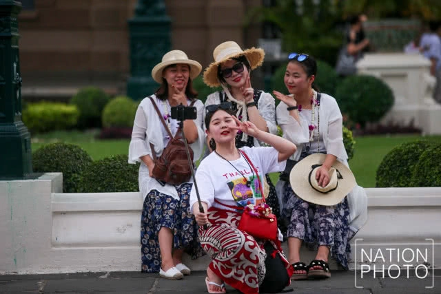 (ภาพชุด) นักท่องเที่ยวเยี่ยมชมความงามวัดพระแก้วและพระบรมมหาราชวังคึกคักตั้งแต่ต้นปี