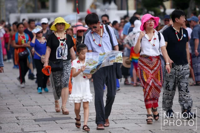 (ภาพชุด) นักท่องเที่ยวเยี่ยมชมความงามวัดพระแก้วและพระบรมมหาราชวังคึกคักตั้งแต่ต้นปี