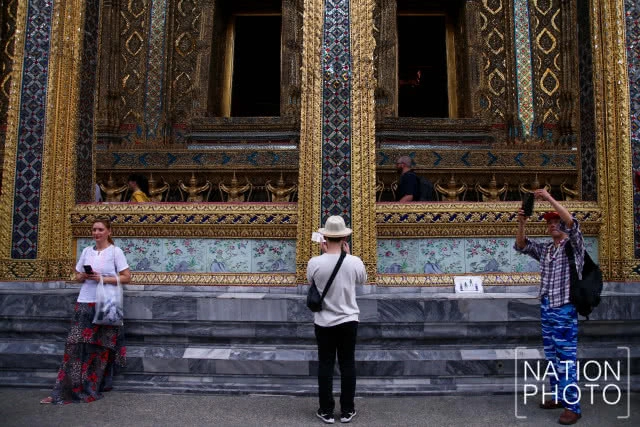 นักท่องเที่ยวเยี่ยมชมความงามวัดพระแก้วและพระบรมมหาราชวัง คึกคักตั้งแต่ต้นปี