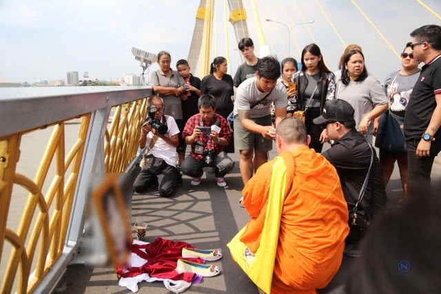 ญาติเชิญวิญญาณ น้องเคลียร์
สาว18ไลฟ์สดดิ่งเจ้าพระยา
ยายกล่าวทั้งน้ำตา
"กลับบ้านเรานะลูก"