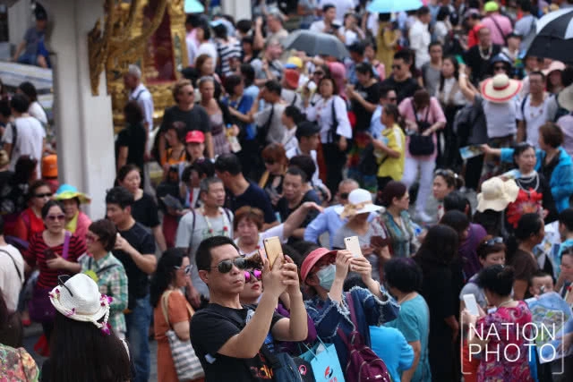 นักท่องเที่ยวเยี่ยมชมความงามวัดพระแก้วและพระบรมมหาราชวัง คึกคักตั้งแต่ต้นปี