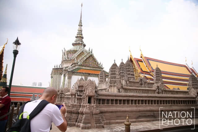 นักท่องเที่ยวเยี่ยมชมความงามวัดพระแก้วและพระบรมมหาราชวัง คึกคักตั้งแต่ต้นปี