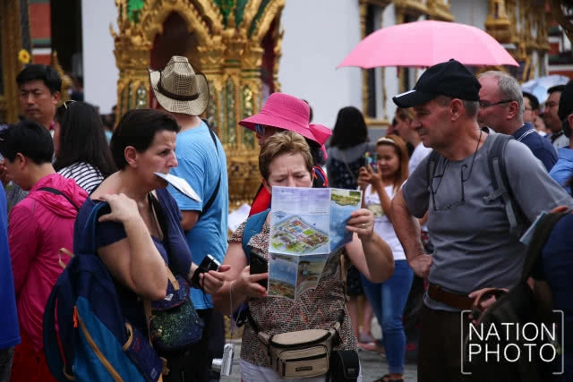 นักท่องเที่ยวเยี่ยมชมความงามวัดพระแก้วและพระบรมมหาราชวัง คึกคักตั้งแต่ต้นปี