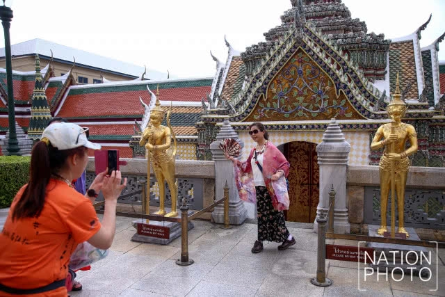 นักท่องเที่ยวเยี่ยมชมความงามวัดพระแก้วและพระบรมมหาราชวัง คึกคักตั้งแต่ต้นปี