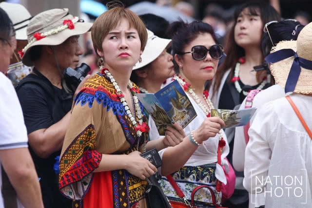 (ภาพชุด) นักท่องเที่ยวเยี่ยมชมความงามวัดพระแก้วและพระบรมมหาราชวังคึกคักตั้งแต่ต้นปี