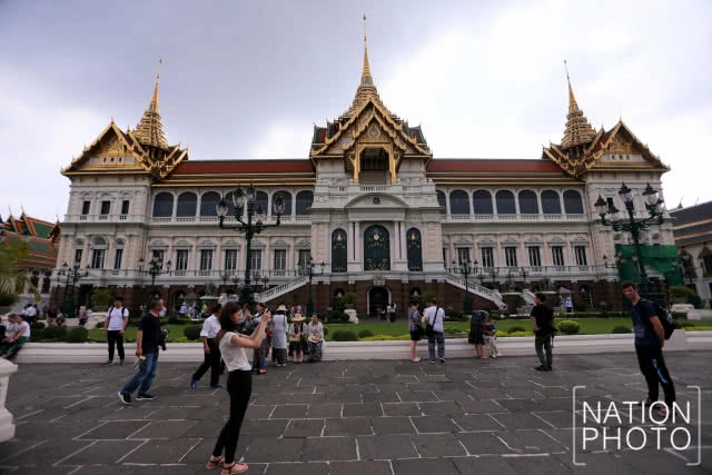(ภาพชุด) นักท่องเที่ยวเยี่ยมชมความงามวัดพระแก้วและพระบรมมหาราชวังคึกคักตั้งแต่ต้นปี