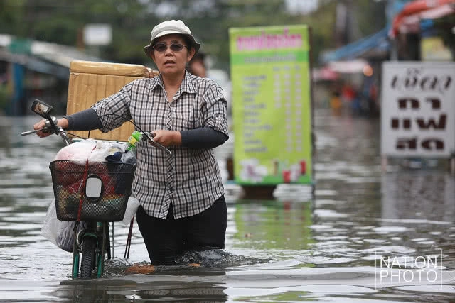 ซอยเสรีไทย 5 อ่วม! น้ำท่วมขังหลังฝนตกหนักตั้งแต่เช้ามืด