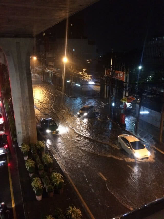 ฝนถล่มหนักทั่วกทม.! น้ำขังถนนหลายสาย การจราจรติดหนัก
