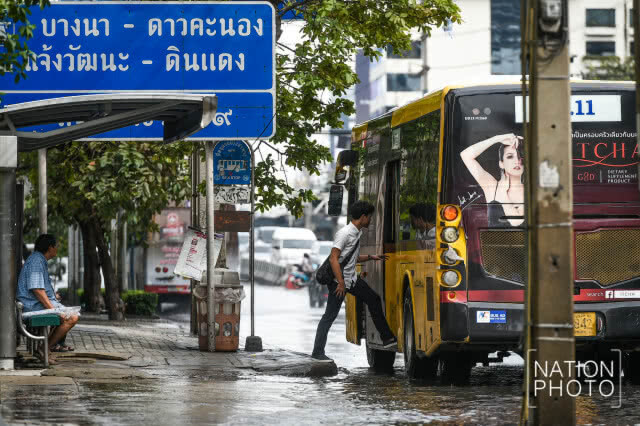 14.30 น. ถ. เพชรบุรีตัดใหม่ ยังมีน้ำขังรอการระบาย