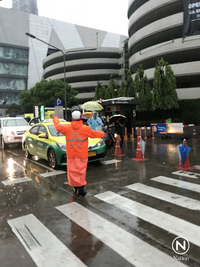 ผบ.ตร.ห่วงฝนตกรถติดพื้นที่กทม. สั่งเพิ่มกำลังจุดเสี่ยงป้องกันอุบัติเหตุ