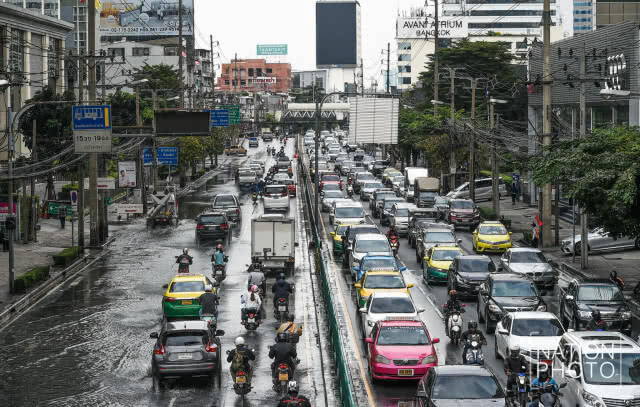 14.30 น. ถ. เพชรบุรีตัดใหม่ ยังมีน้ำขังรอการระบาย
