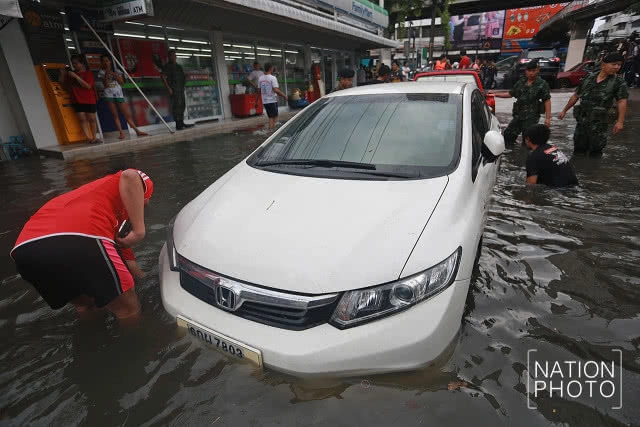 ซอยเสรีไทย 5 อ่วม! น้ำท่วมขังหลังฝนตกหนักตั้งแต่เช้ามืด