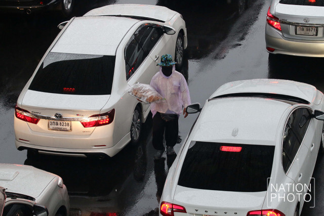 อโศก-เพชรบุรีหนึบ! หลังฝนถล่มกรุง