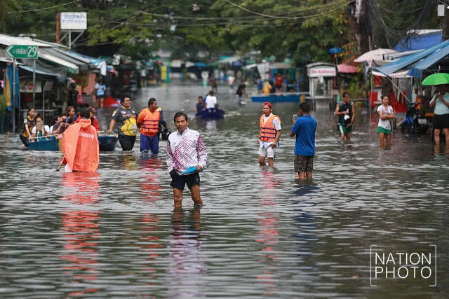 ซอยเสรีไทย 5 อ่วม! น้ำท่วมขังหลังฝนตกหนักตั้งแต่เช้ามืด