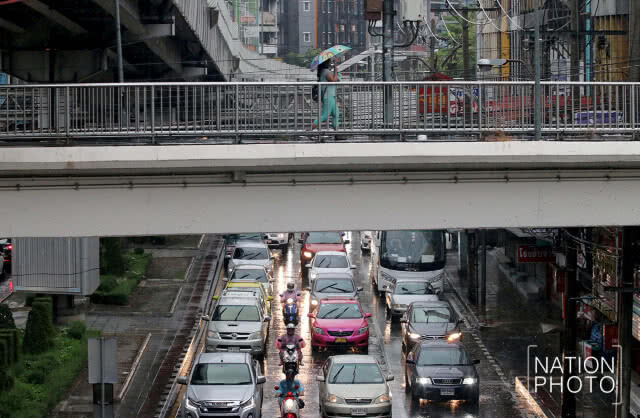 อโศก-เพชรบุรีหนึบ! หลังฝนถล่มกรุง