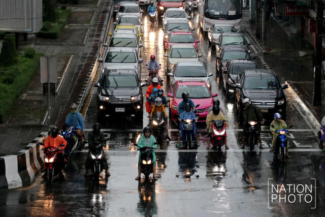 อโศก-เพชรบุรีหนึบ! หลังฝนถล่มกรุง