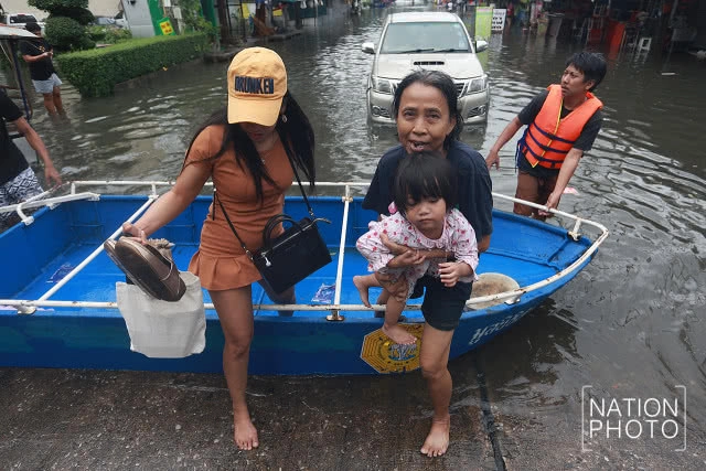 ซอยเสรีไทย 5 อ่วม! น้ำท่วมขังหลังฝนตกหนักตั้งแต่เช้ามืด