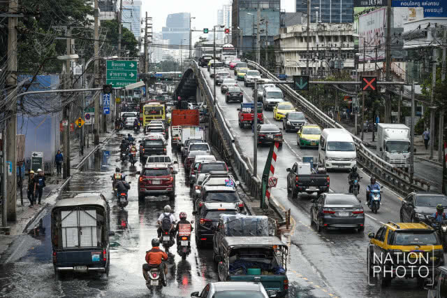 14.30 น. ถ. เพชรบุรีตัดใหม่ ยังมีน้ำขังรอการระบาย