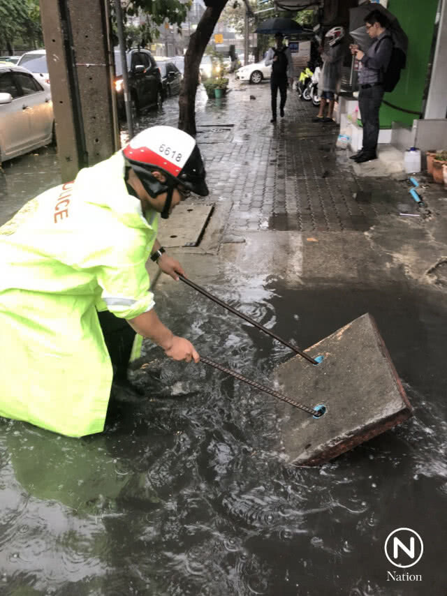 ผบ.ตร.ห่วงฝนตกรถติดพื้นที่กทม. สั่งเพิ่มกำลังจุดเสี่ยงป้องกันอุบัติเหตุ