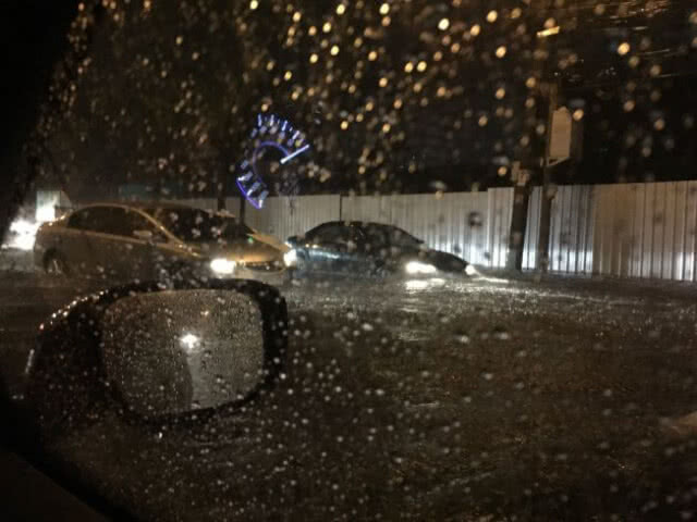 ฝนถล่มหนักทั่วกทม.! น้ำขังถนนหลายสาย การจราจรติดหนัก