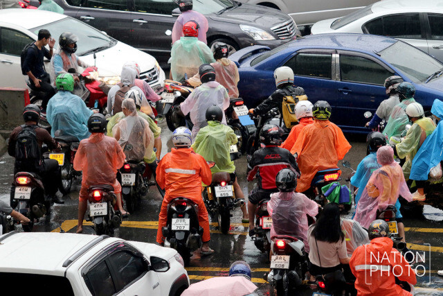 อโศก-เพชรบุรีหนึบ! หลังฝนถล่มกรุง