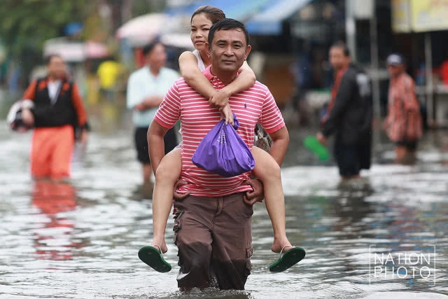 ซอยเสรีไทย 5 อ่วม! น้ำท่วมขังหลังฝนตกหนักตั้งแต่เช้ามืด