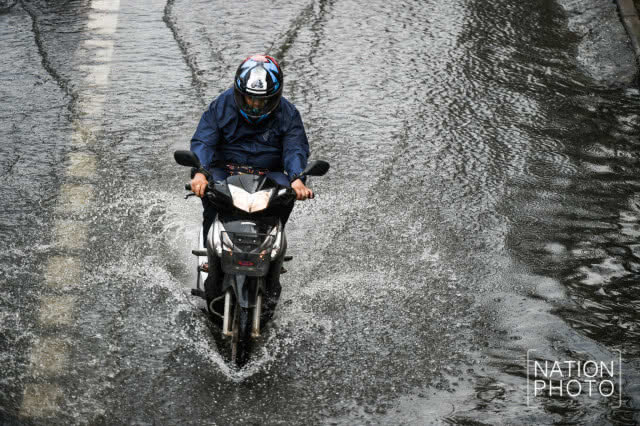 14.30 น. ถ. เพชรบุรีตัดใหม่ ยังมีน้ำขังรอการระบาย