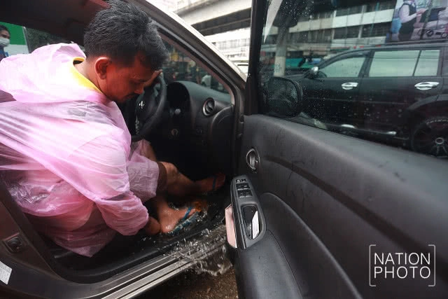 ซอยเสรีไทย 5 อ่วม! น้ำท่วมขังหลังฝนตกหนักตั้งแต่เช้ามืด