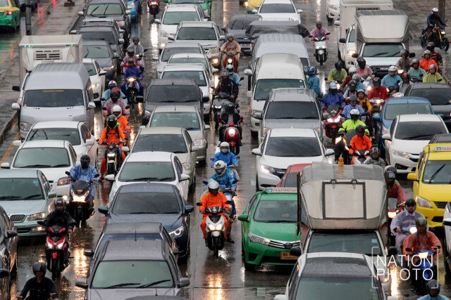 อโศก-เพชรบุรีหนึบ! หลังฝนถล่มกรุง