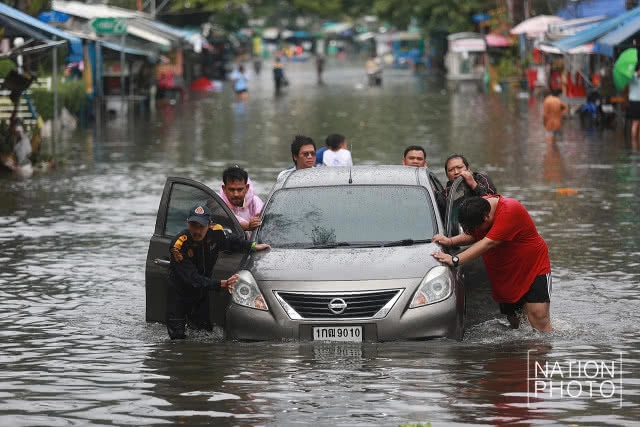 ซอยเสรีไทย 5 อ่วม! น้ำท่วมขังหลังฝนตกหนักตั้งแต่เช้ามืด