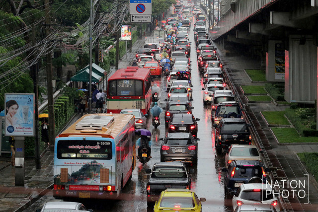 อโศก-เพชรบุรีหนึบ! หลังฝนถล่มกรุง