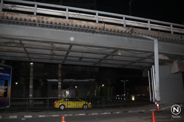 แผงเหล็กกั้นขอบสะพานแยกอโศก-เพชรบุรี หลุดห้อย!
