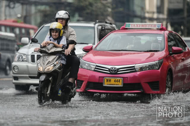14.30 น. ถ. เพชรบุรีตัดใหม่ ยังมีน้ำขังรอการระบาย
