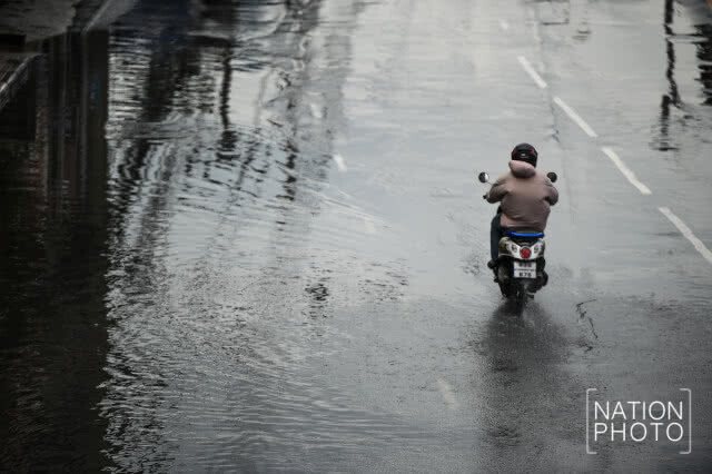 14.30 น. ถ. เพชรบุรีตัดใหม่ ยังมีน้ำขังรอการระบาย