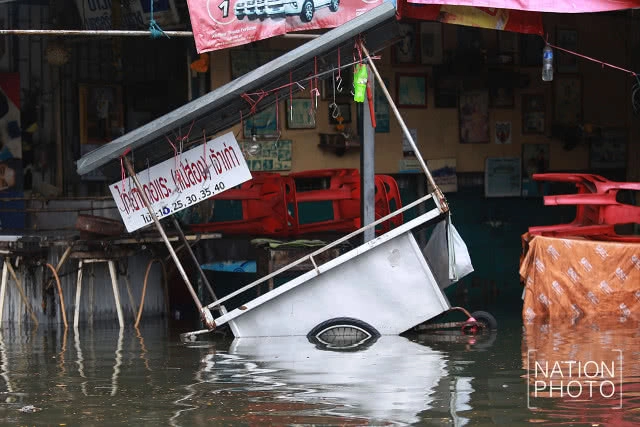 ซอยเสรีไทย 5 อ่วม! น้ำท่วมขังหลังฝนตกหนักตั้งแต่เช้ามืด