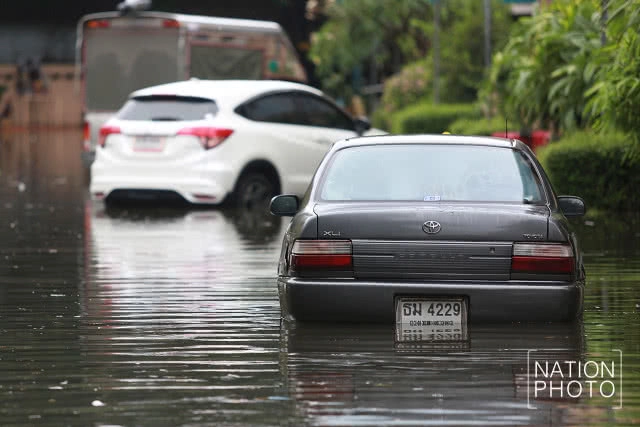ซอยเสรีไทย 5 อ่วม! น้ำท่วมขังหลังฝนตกหนักตั้งแต่เช้ามืด
